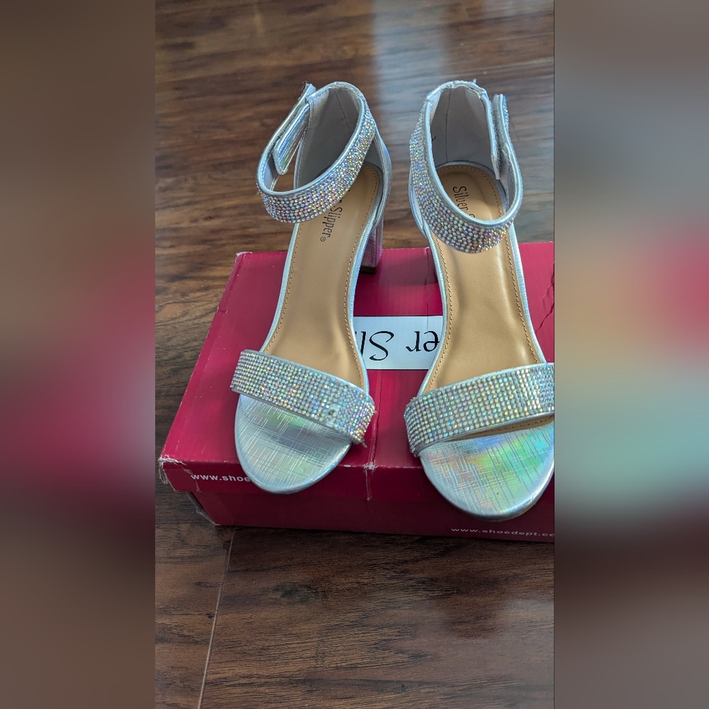 Girls Silver Slipper size 4 rhinestone block heel pageant shoe